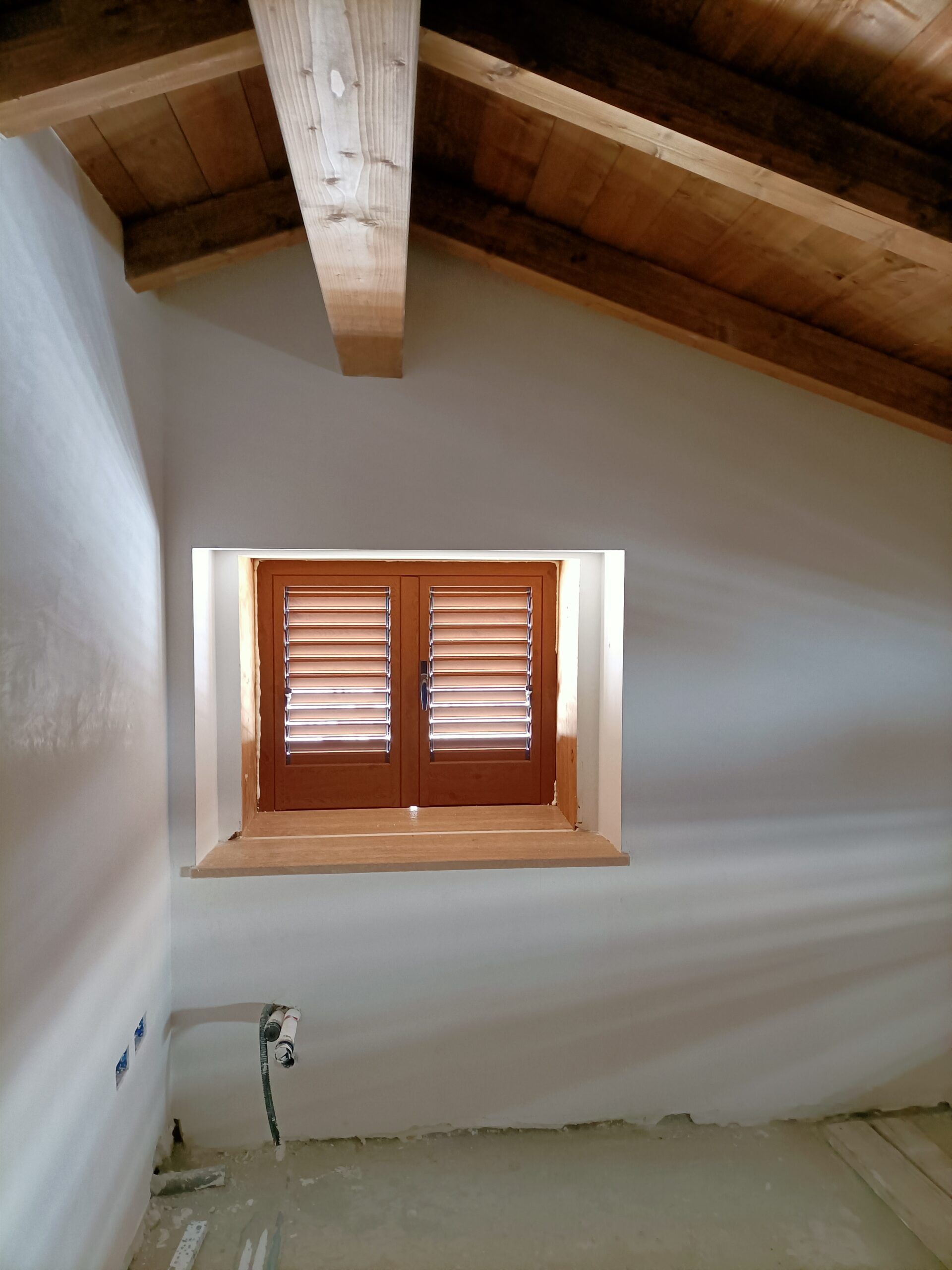 Una persiana in soffitta