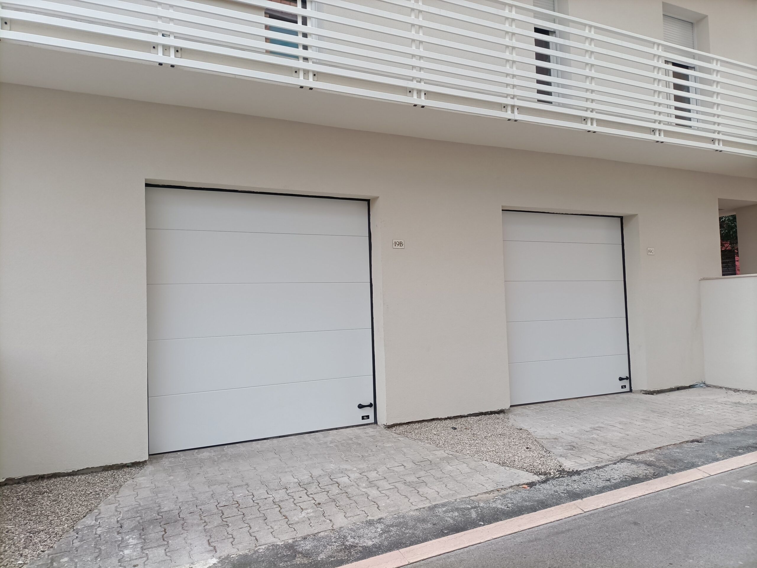 Due porte bianche per garage