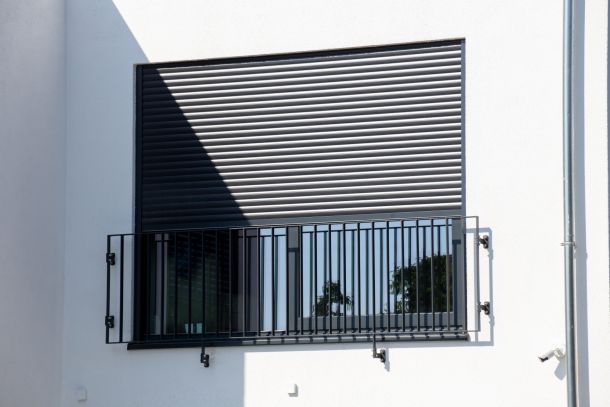 Avvolgibile elettrico in alluminio su un nuovo edificio residenziale.