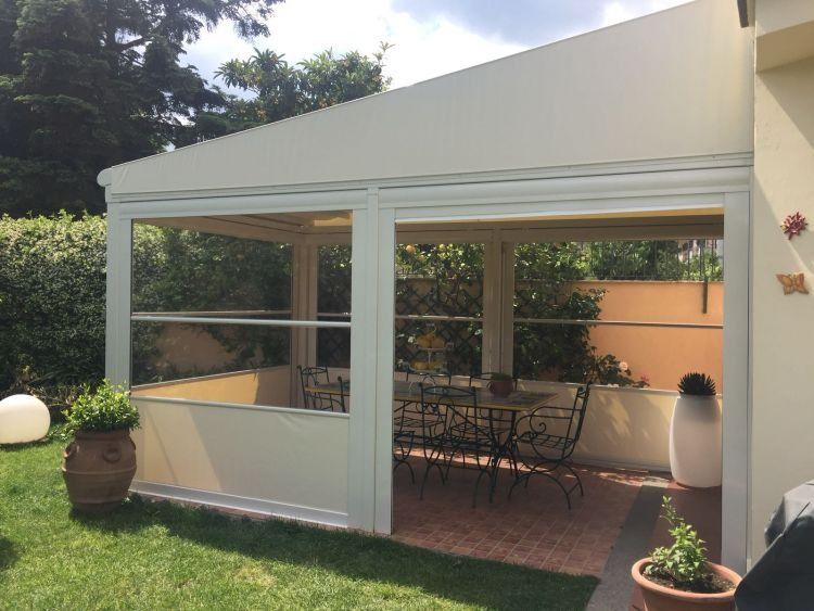 Una tenda pero bianca in giardino