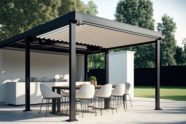 I mobili da giardino moderni comprendono una struttura ombreggiante a pergola, una tenda da sole, una copertura per patio, un tavolo da pranzo, sedute e una griglia in metallo.